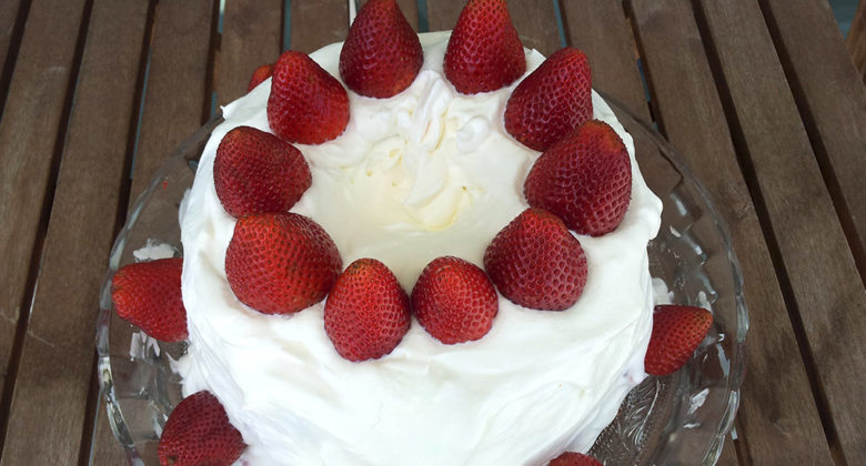 Bolo De Morangos Com Chantilly - Receitas Fáceis