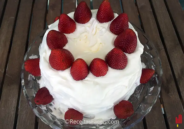 receita facil de bolo morangos chantilly